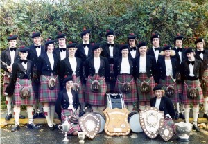 richmond-pipe-band-with-1977-scotland-trophies-colour-restored1200x800